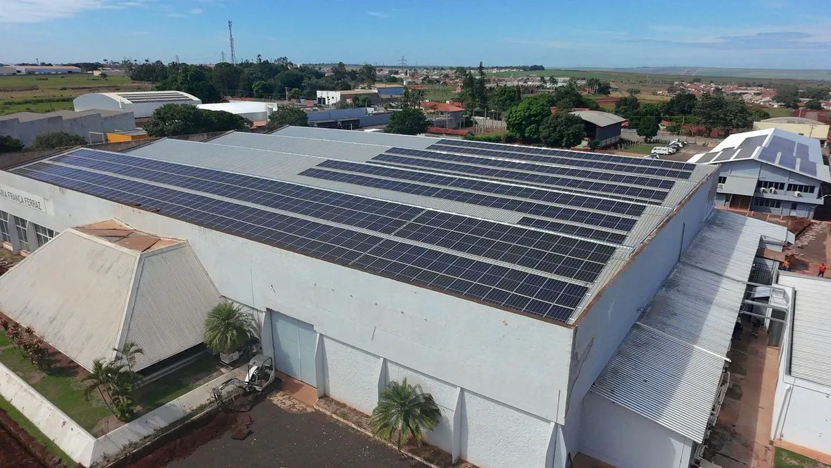 Prédio da unidade hospitalar em Jaú com o telhado coberto de painéis solares, visto de drone