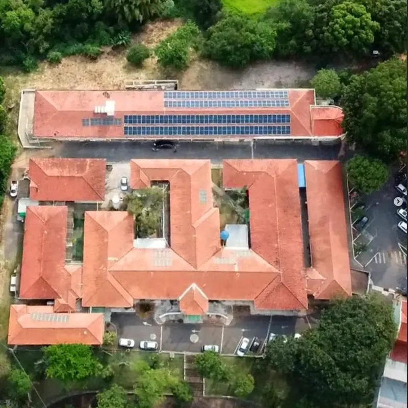 Hospital de Pedreira visto de drone, com os pavilhões de telha cerâmica e a usina solar no telhado do prédio principal
