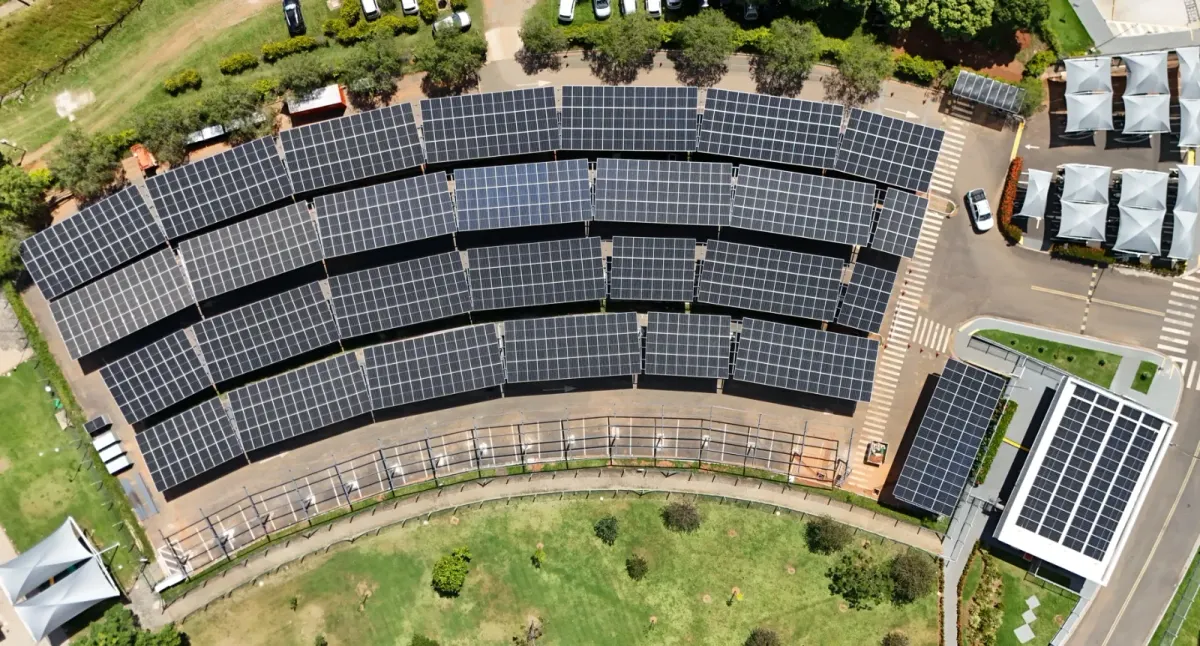 Estacionamento da Takeda visto de drone, com as fileiras em arco de carports cobertos de painéis solares
