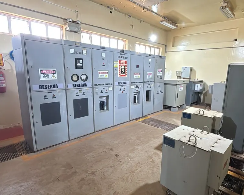 Sala de painéis de baixa tensão e transformadores durante visita técnica da nossa engenharia