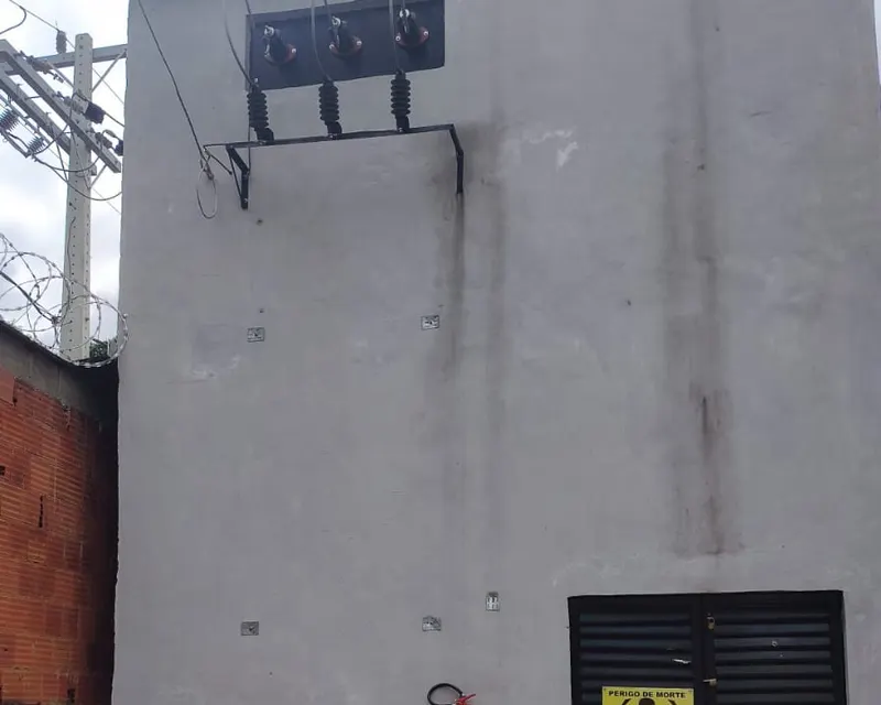 Cabine primária de alvenaria com a entrada de média tensão no alto da parede e a porta de ventilação embaixo