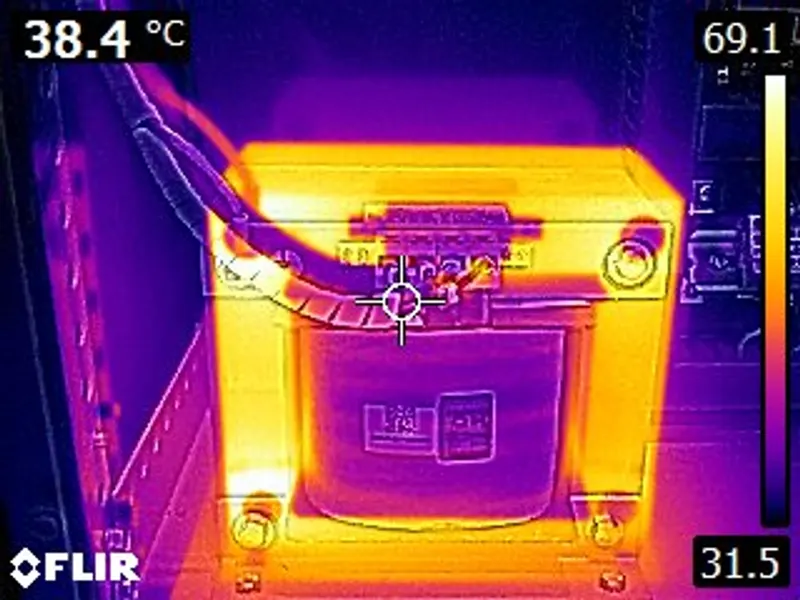 Imagem térmica de um transformador de comando dentro do quadro, com a bobina aquecida em amarelo e máxima de 69 °C